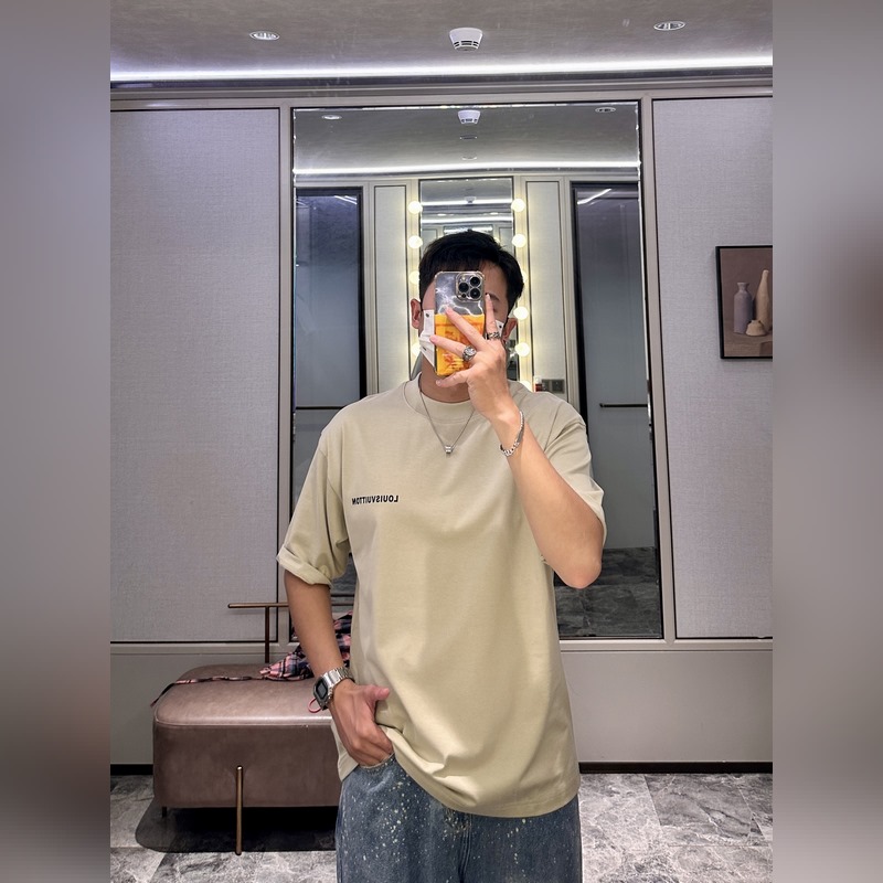 Lv 2025春夏款/官網同步 面料采用重磅純棉精梳棉面料，OS寬松版型，上身版