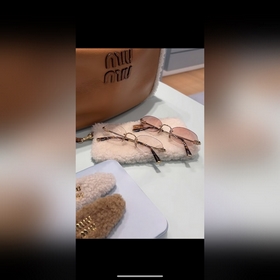 MIUMIU 趙今麥 |書(shū)呆子＋老錢(qián)風(fēng)結(jié)合 MOD：SMUA54S SIZE：5