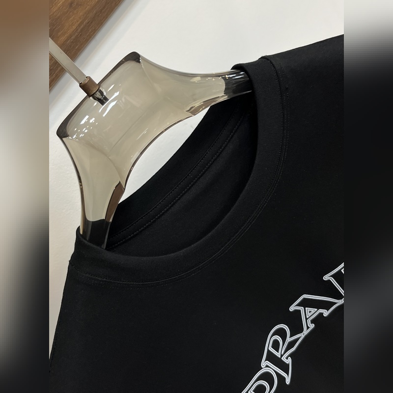 Prada 獨家專供秋季新款 普拉達時尚休閑圓領短袖，高密度320克純棉面料，