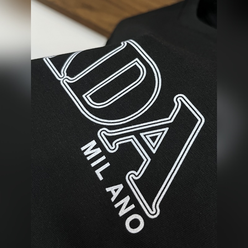 Prada 獨家專供秋季新款 普拉達時尚休閑圓領短袖，高密度320克純棉面料，