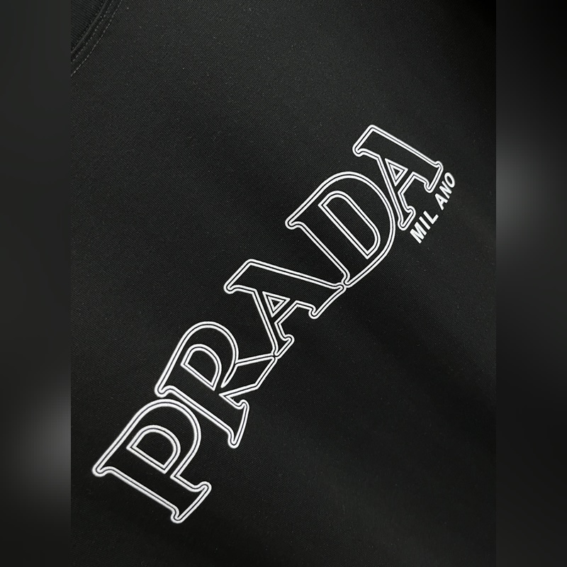 Prada 獨家專供秋季新款 普拉達時尚休閑圓領短袖，高密度320克純棉面料，