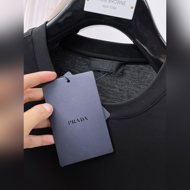 普拉達 2025春夏新款首發專櫃最新款圓領短袖 高端訂制 設計前衛時尚！品牌lo