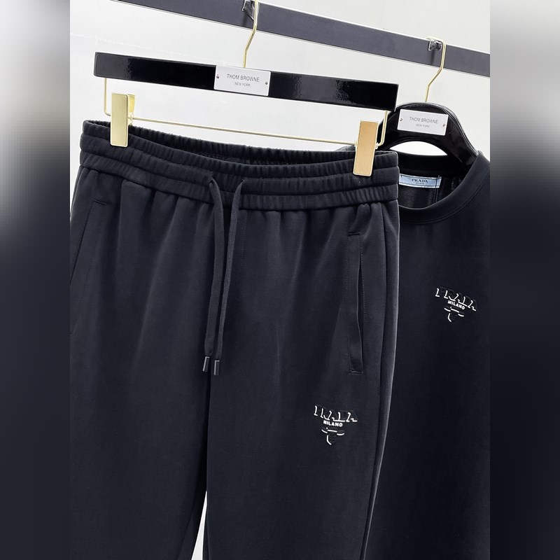 上衣價格2000，褲子價格2300  ，普拉達夏季套裝新品， 經(jīng)典LOGO時尚