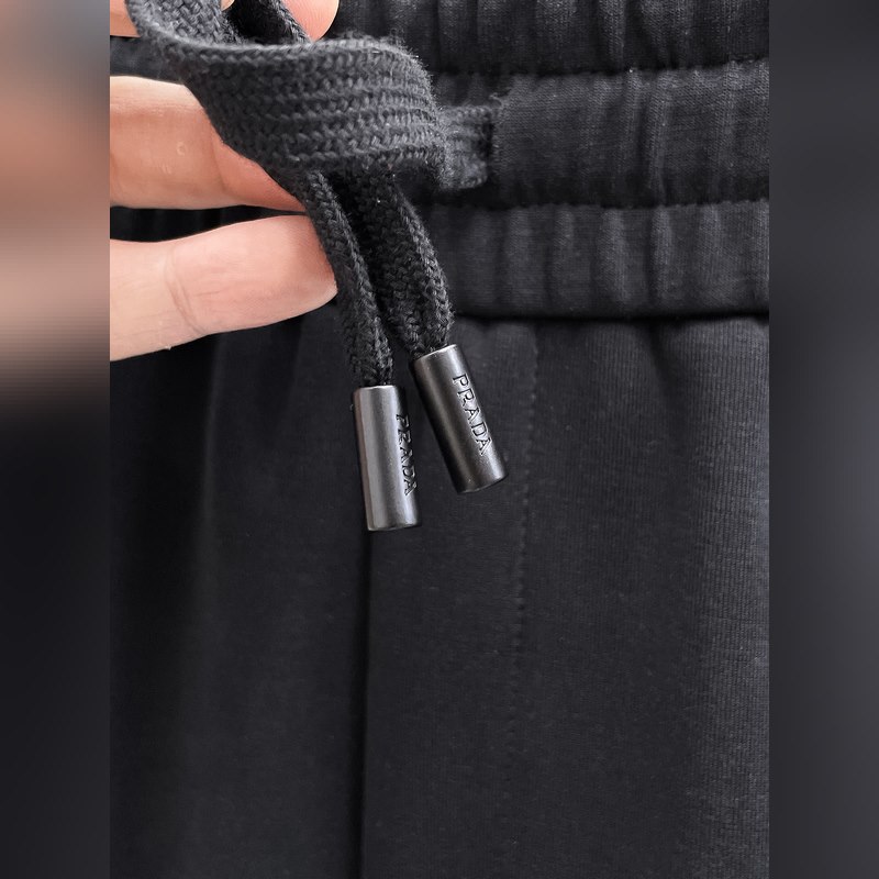 上衣價格2000，褲子價格2300  ，普拉達夏季套裝新品， 經(jīng)典LOGO時尚