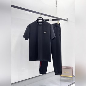 上衣價格2000，褲子價格2300  普拉達夏季套裝新品， 經典LOGO時尚設