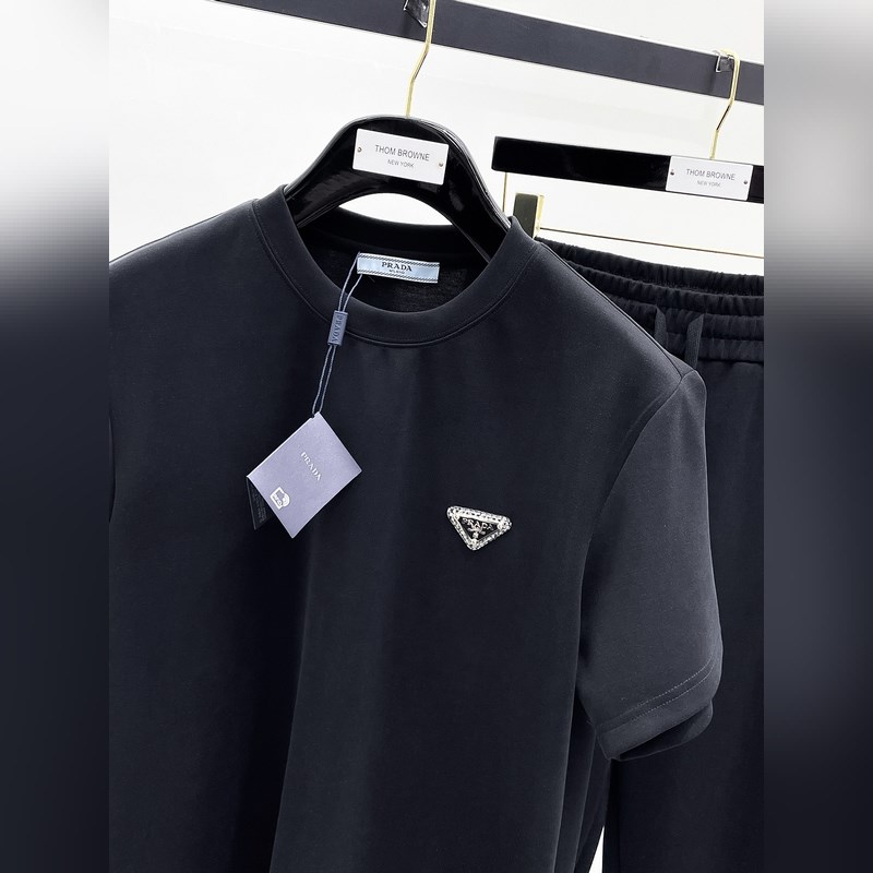 上衣價格2000，褲子價格2300  普拉達夏季套裝新品， 經典LOGO時尚設