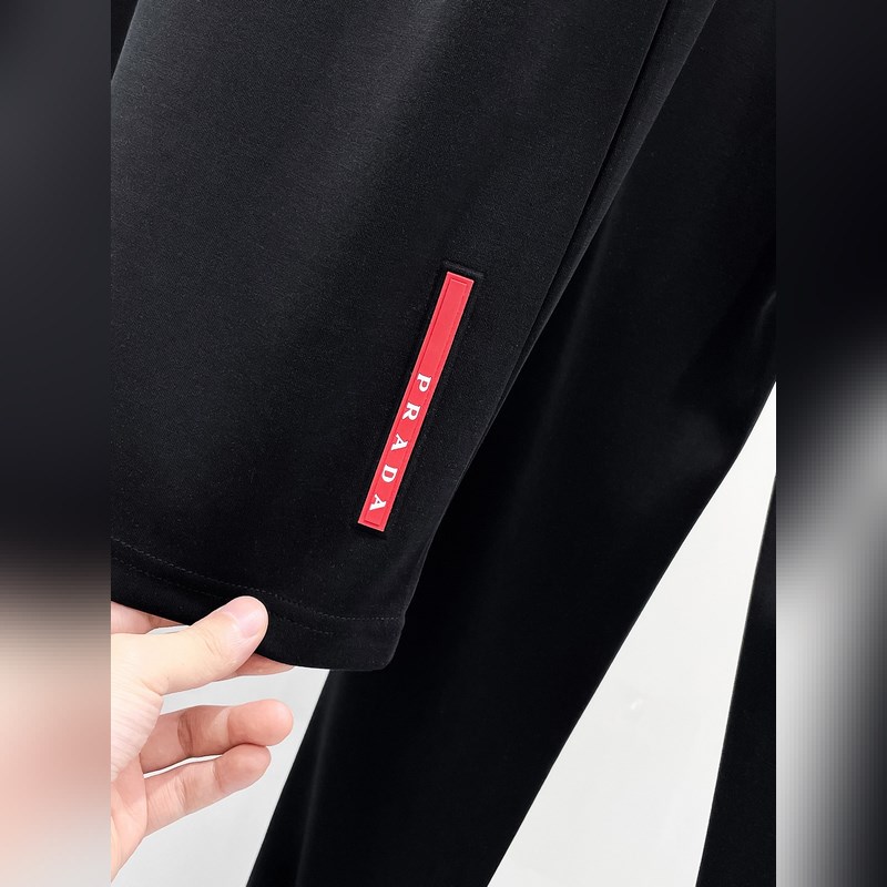 上衣價格2000，褲子價格2300  普拉達夏季套裝新品， 經典LOGO時尚設