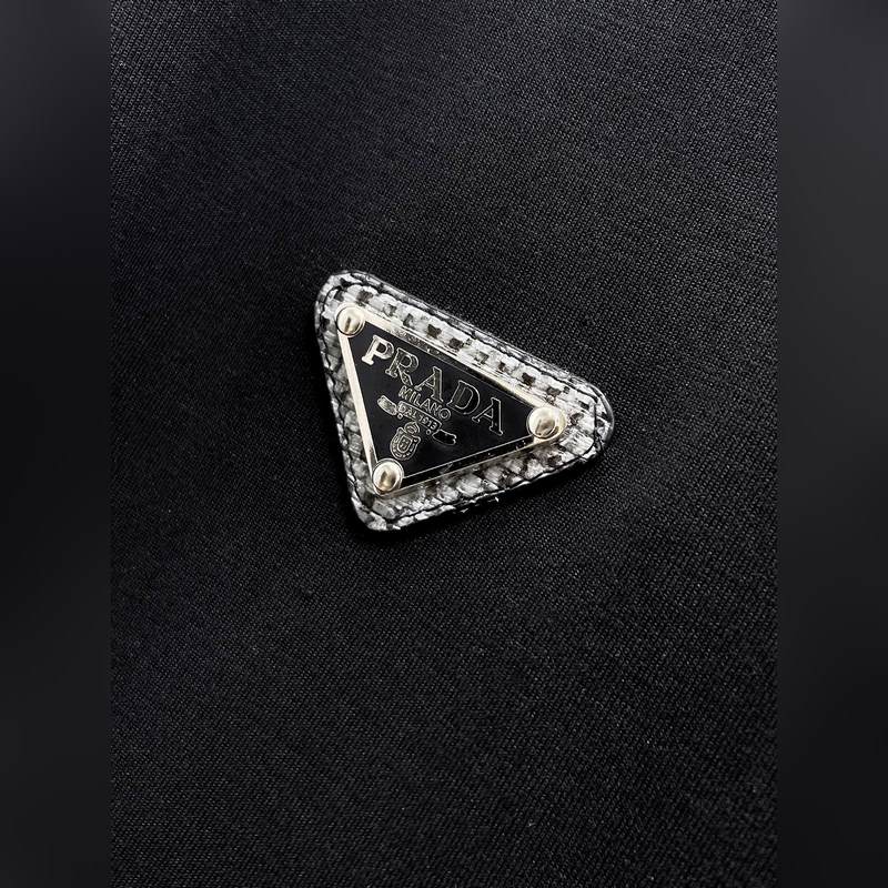 上衣價格2000，褲子價格2300  普拉達夏季套裝新品， 經典LOGO時尚設