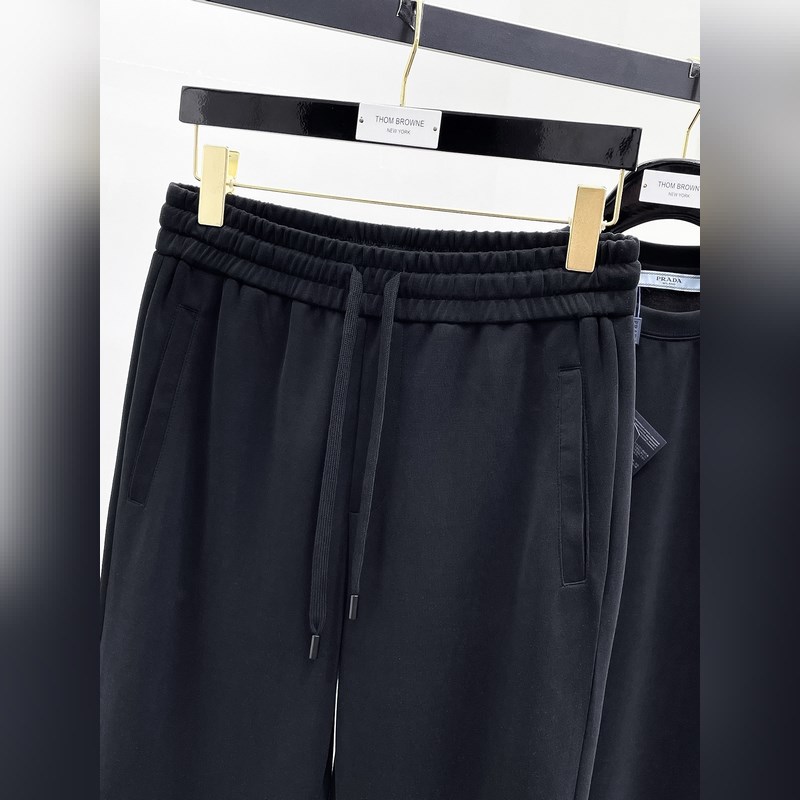 上衣價格2000，褲子價格2300  普拉達夏季套裝新品， 經典LOGO時尚設