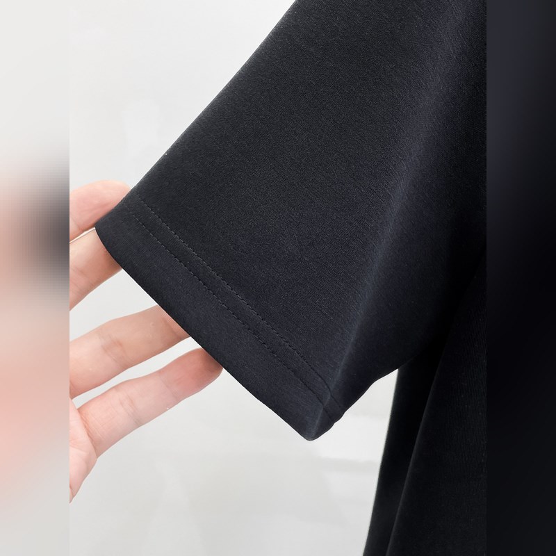 上衣價格2000，褲子價格2300  普拉達夏季套裝新品， 經典LOGO時尚設