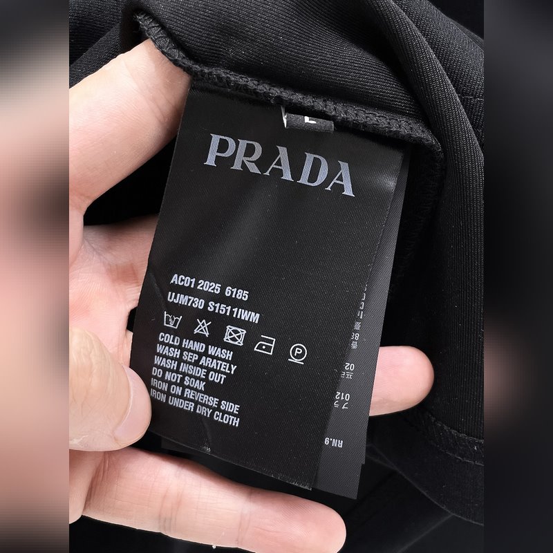 上衣價格2000，褲子價格2300  普拉達夏季套裝新品， 經典LOGO時尚設