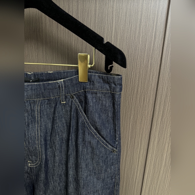 上衣 價(jià)格3300 牛仔褲價(jià)格 3100 Prada 2025SS新款三角微標(biāo)牛