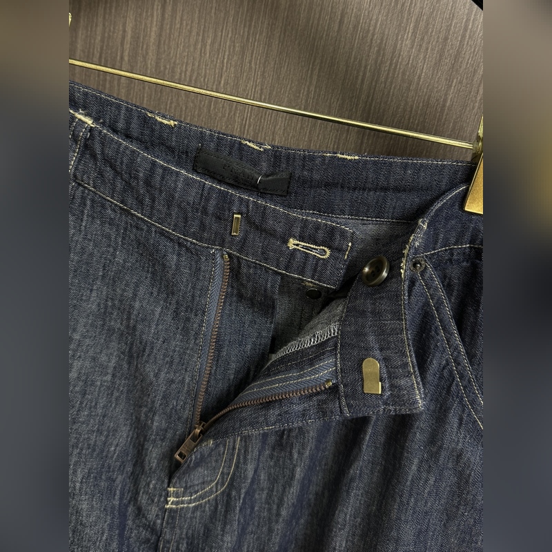 上衣 價(jià)格3300 牛仔褲價(jià)格 3100 Prada 2025SS新款三角微標(biāo)牛