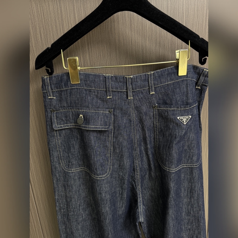 上衣 價(jià)格3300 牛仔褲價(jià)格 3100 Prada 2025SS新款三角微標(biāo)牛