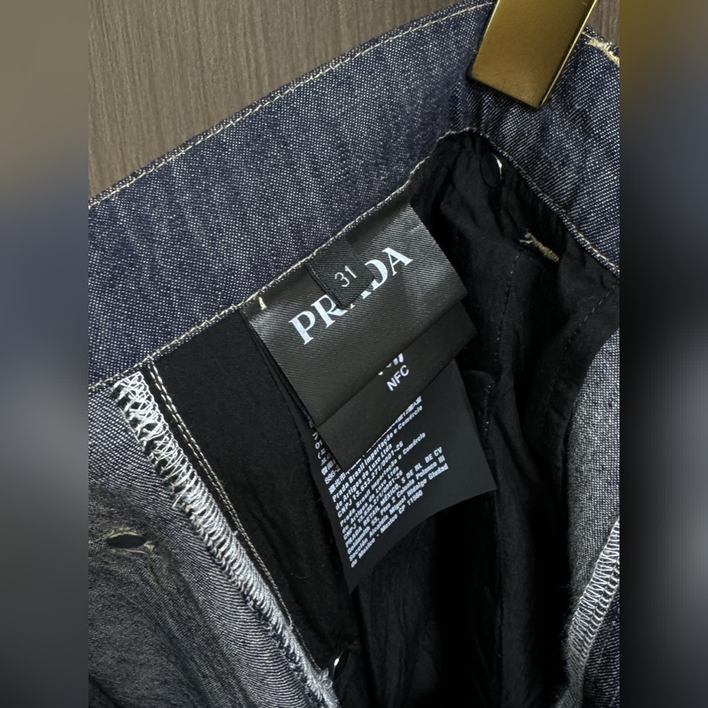 上衣 價(jià)格3300 牛仔褲價(jià)格 3100 Prada 2025SS新款三角微標(biāo)牛