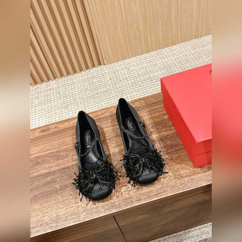 華倫天奴春夏新款 蝴蝶結串珠粗跟瑪麗珍 超級美鞋！！這款真的絕美！鞋面的蝴蝶結增