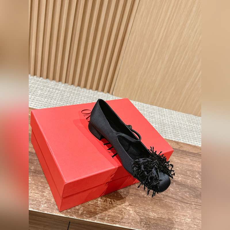 華倫天奴春夏新款 蝴蝶結串珠粗跟瑪麗珍 超級美鞋！！這款真的絕美！鞋面的蝴蝶結增