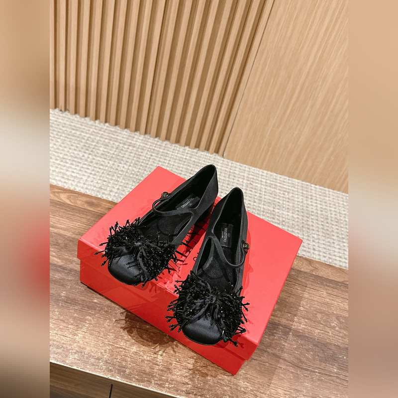 華倫天奴春夏新款 蝴蝶結串珠粗跟瑪麗珍 超級美鞋！！這款真的絕美！鞋面的蝴蝶結增