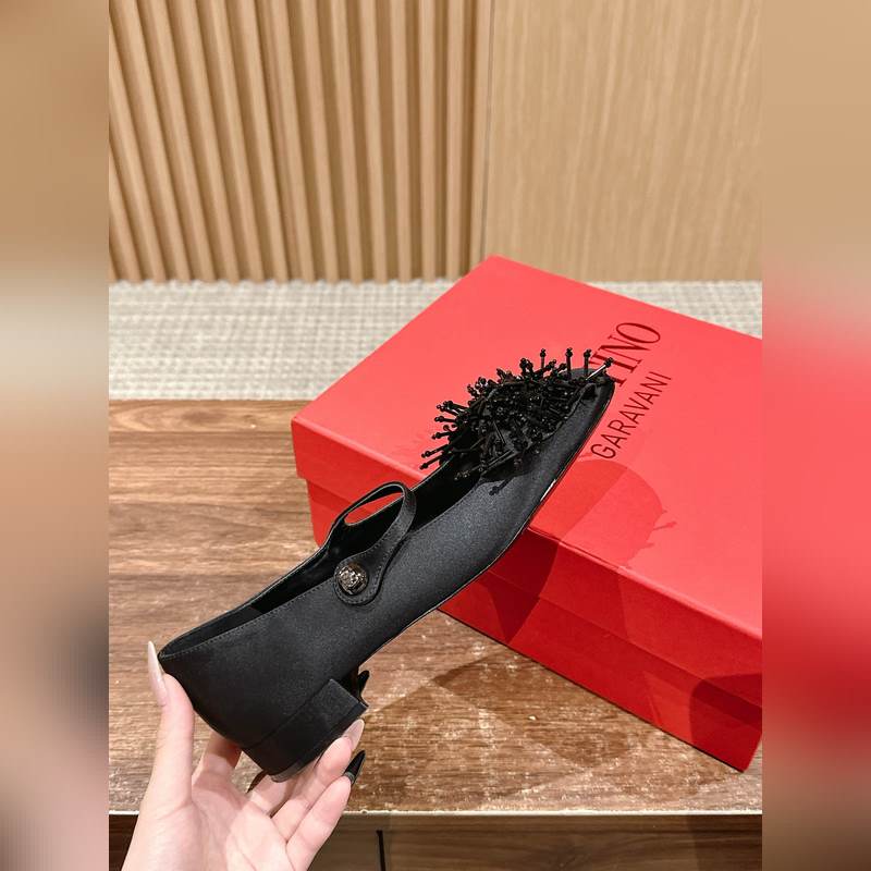 華倫天奴春夏新款 蝴蝶結串珠粗跟瑪麗珍 超級美鞋！！這款真的絕美！鞋面的蝴蝶結增