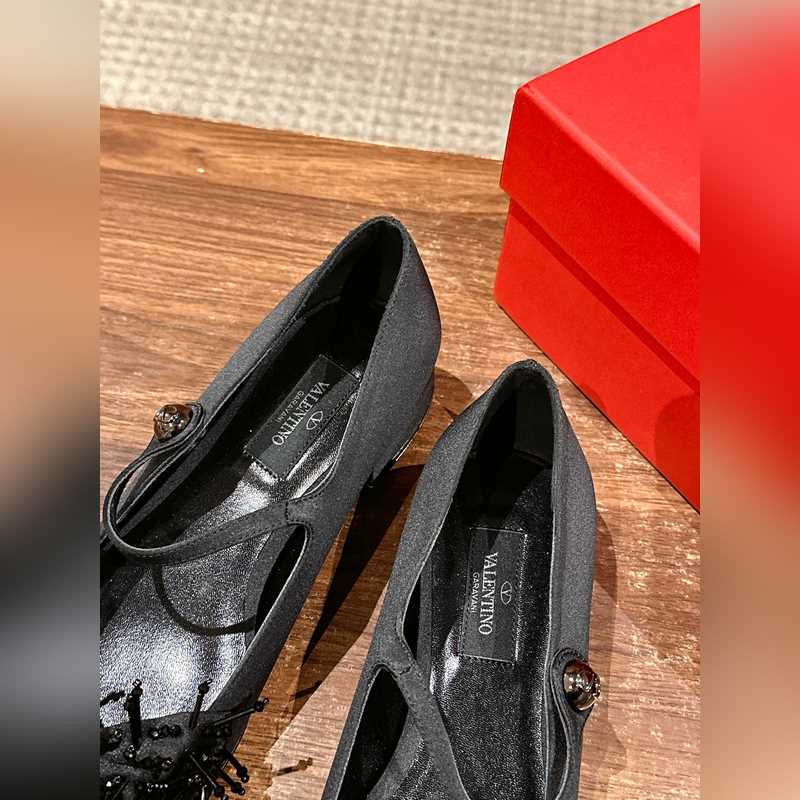 華倫天奴春夏新款 蝴蝶結串珠粗跟瑪麗珍 超級美鞋！！這款真的絕美！鞋面的蝴蝶結增