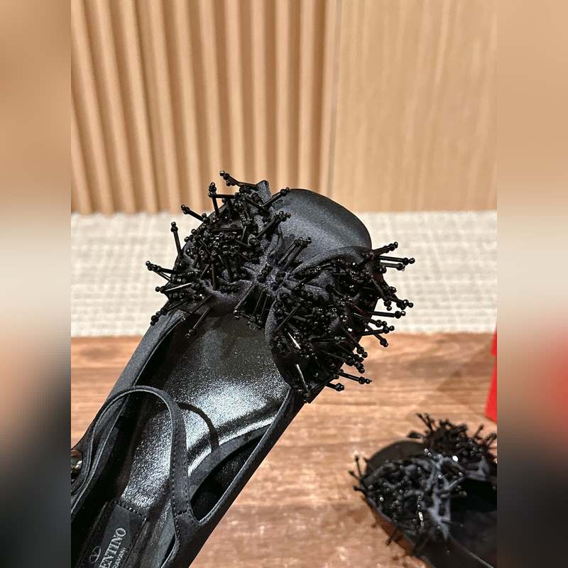 華倫天奴春夏新款 蝴蝶結串珠粗跟瑪麗珍 超級美鞋！！這款真的絕美！鞋面的蝴蝶結增