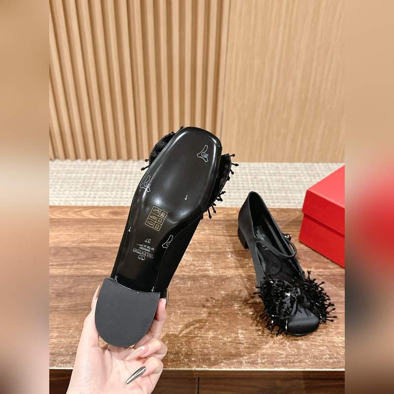 華倫天奴春夏新款 蝴蝶結串珠粗跟瑪麗珍 超級美鞋！！這款真的絕美！鞋面的蝴蝶結增