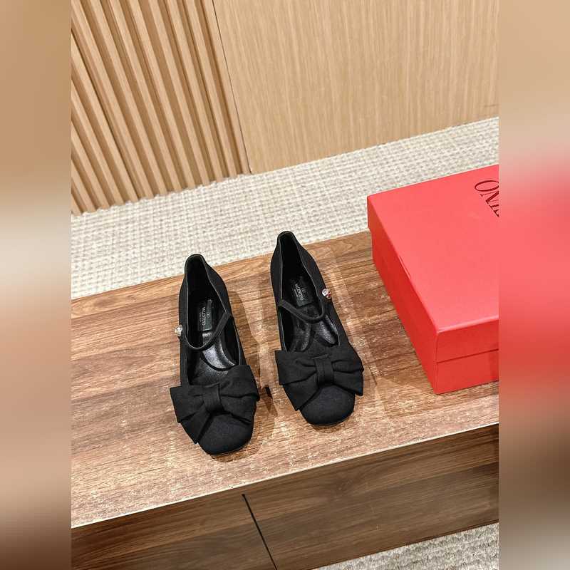 華倫天奴春夏新款 蝴蝶結串珠粗跟瑪麗珍 超級美鞋！！這款真的絕美！鞋面的蝴蝶結增