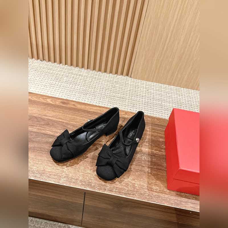 華倫天奴春夏新款 蝴蝶結串珠粗跟瑪麗珍 超級美鞋！！這款真的絕美！鞋面的蝴蝶結增