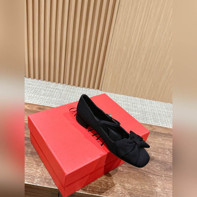 華倫天奴春夏新款 蝴蝶結串珠粗跟瑪麗珍 超級美鞋！！這款真的絕美！鞋面的蝴蝶結增