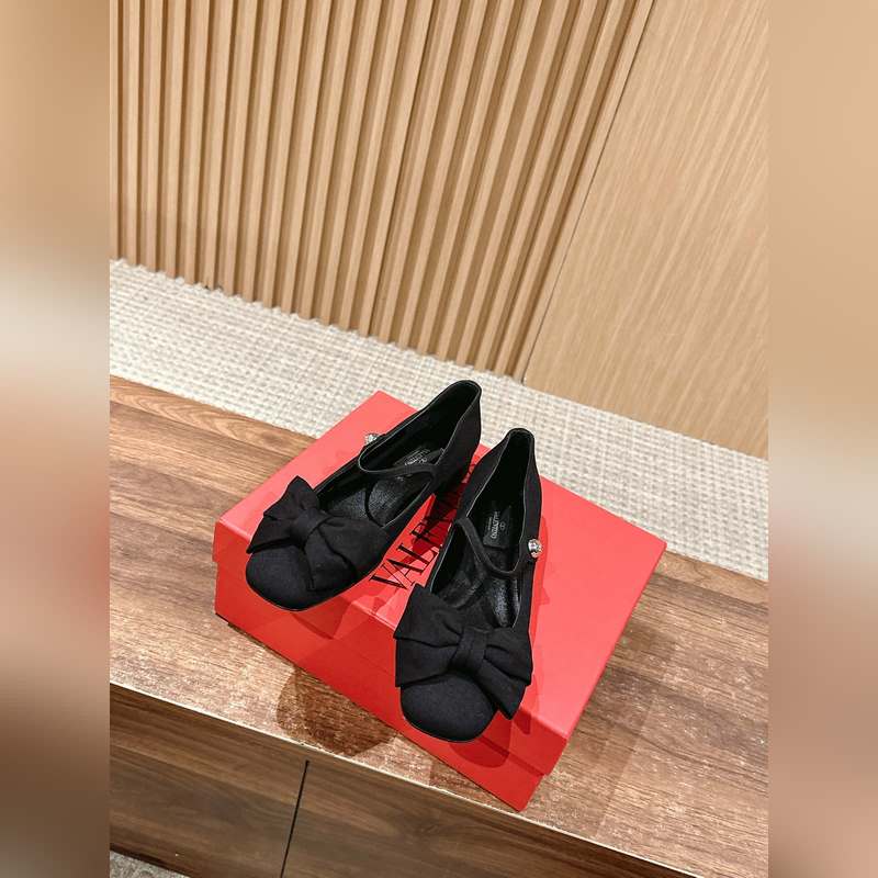 華倫天奴春夏新款 蝴蝶結串珠粗跟瑪麗珍 超級美鞋！！這款真的絕美！鞋面的蝴蝶結增