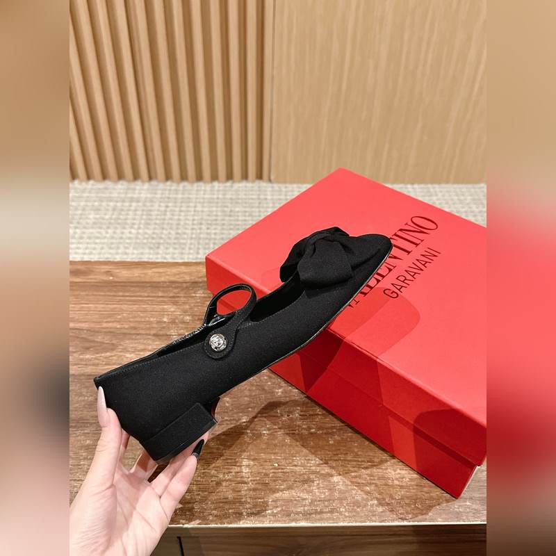 華倫天奴春夏新款 蝴蝶結串珠粗跟瑪麗珍 超級美鞋！！這款真的絕美！鞋面的蝴蝶結增