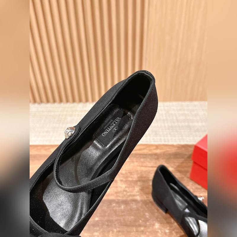 華倫天奴春夏新款 蝴蝶結串珠粗跟瑪麗珍 超級美鞋！！這款真的絕美！鞋面的蝴蝶結增