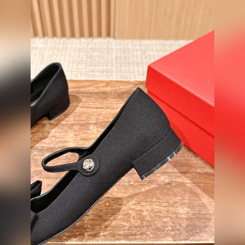 華倫天奴春夏新款 蝴蝶結串珠粗跟瑪麗珍 超級美鞋！！這款真的絕美！鞋面的蝴蝶結增