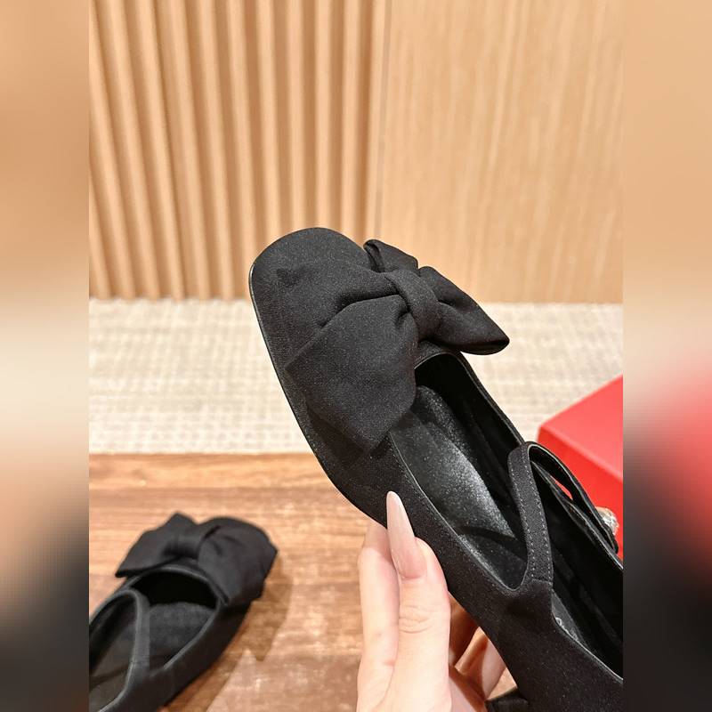 華倫天奴春夏新款 蝴蝶結串珠粗跟瑪麗珍 超級美鞋！！這款真的絕美！鞋面的蝴蝶結增