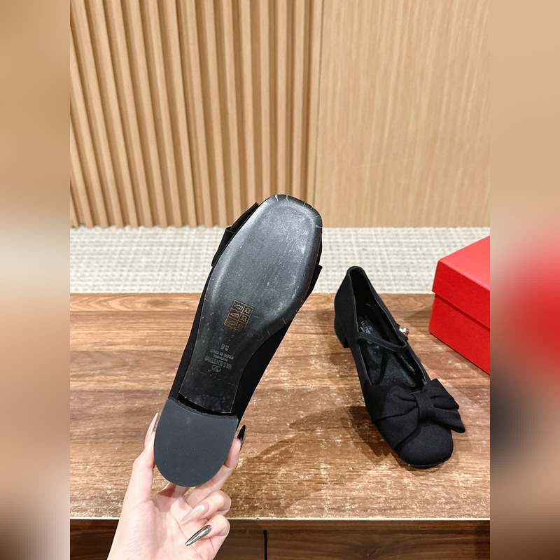 華倫天奴春夏新款 蝴蝶結串珠粗跟瑪麗珍 超級美鞋！！這款真的絕美！鞋面的蝴蝶結增