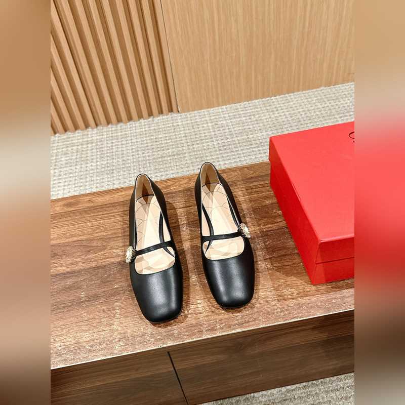 華倫天奴春夏新款矮跟方頭瑪麗珍 區(qū)別市場版 隻做頂級 華倫天旅最新款春夏款！超