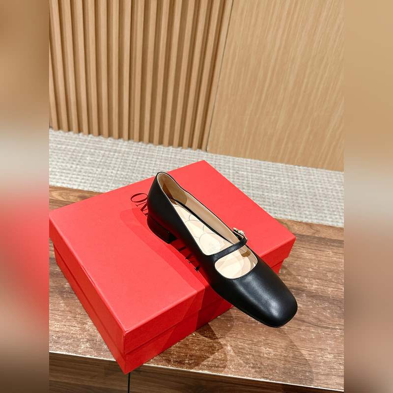 華倫天奴春夏新款矮跟方頭瑪麗珍 區(qū)別市場版 隻做頂級 華倫天旅最新款春夏款！超