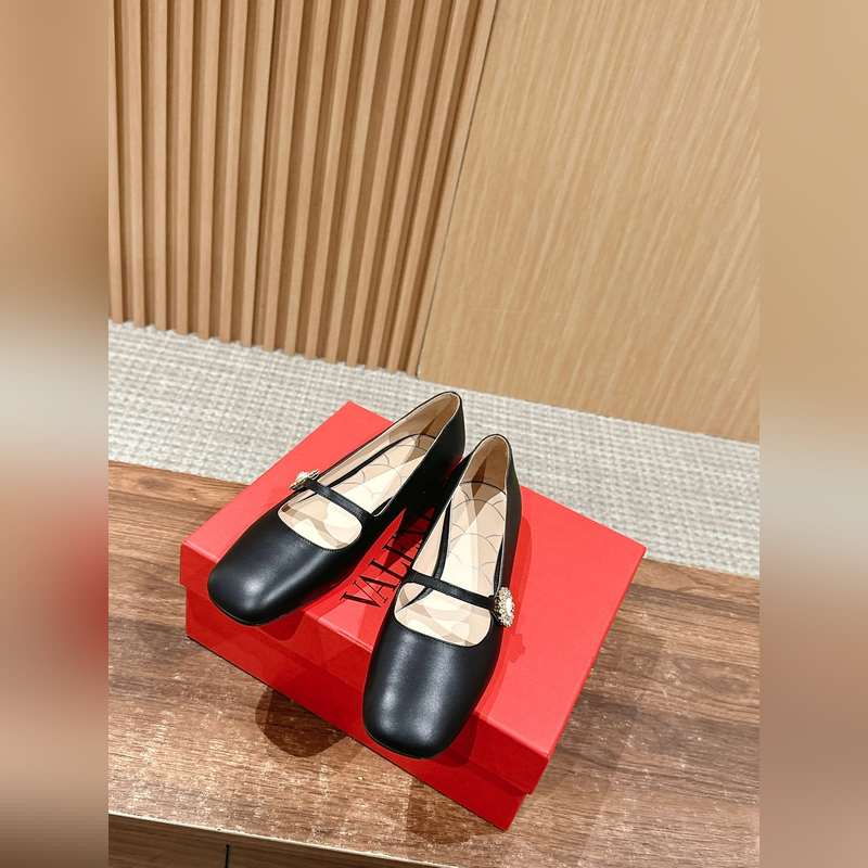 華倫天奴春夏新款矮跟方頭瑪麗珍 區(qū)別市場版 隻做頂級 華倫天旅最新款春夏款！超