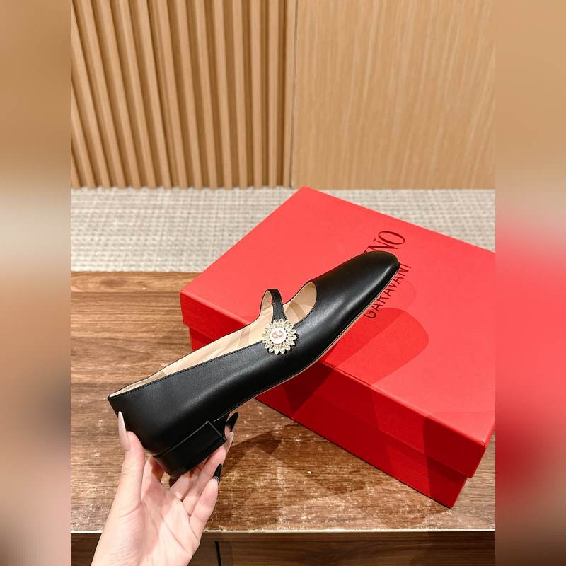 華倫天奴春夏新款矮跟方頭瑪麗珍 區(qū)別市場版 隻做頂級 華倫天旅最新款春夏款！超