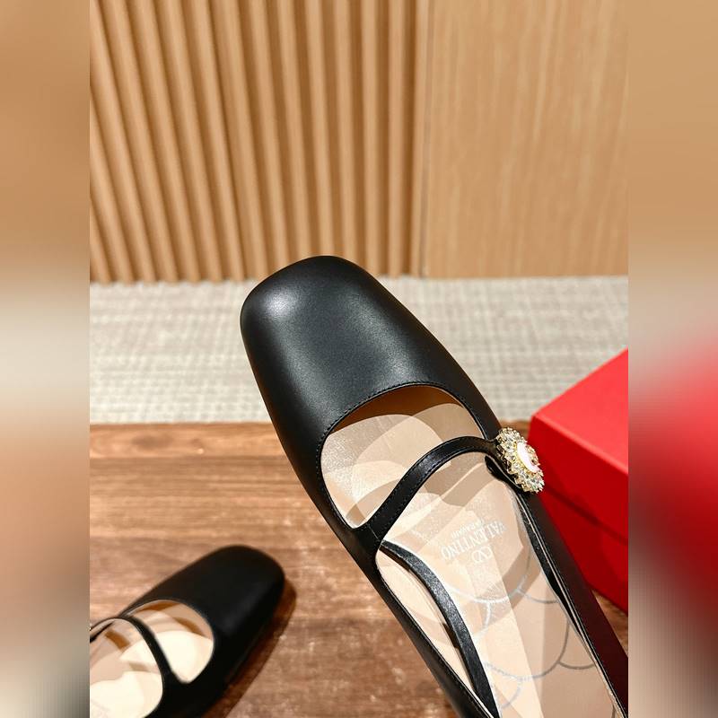 華倫天奴春夏新款矮跟方頭瑪麗珍 區(qū)別市場版 隻做頂級 華倫天旅最新款春夏款！超