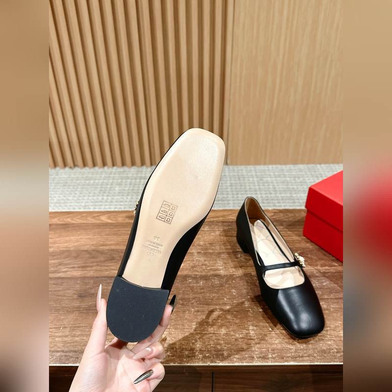 華倫天奴春夏新款矮跟方頭瑪麗珍 區(qū)別市場版 隻做頂級 華倫天旅最新款春夏款！超