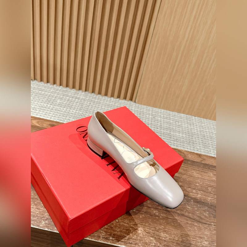 華倫天奴春夏新款矮跟方頭瑪麗珍 區別市場版 隻做頂級 華倫天旅最新款春夏款！超