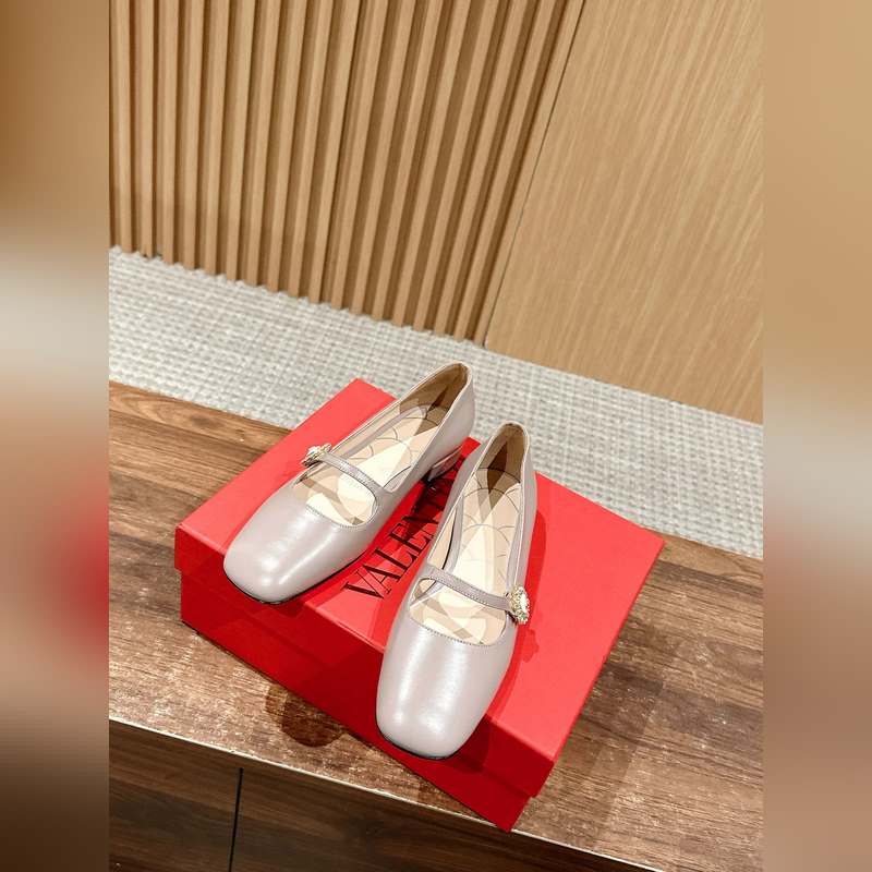 華倫天奴春夏新款矮跟方頭瑪麗珍 區別市場版 隻做頂級 華倫天旅最新款春夏款！超