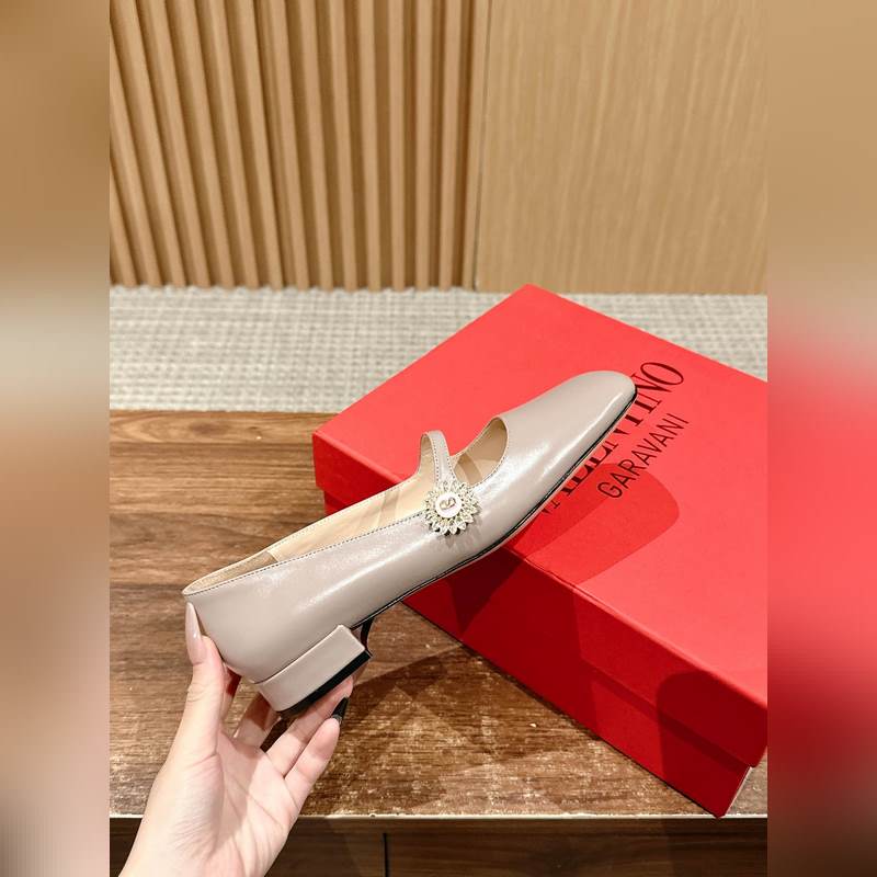 華倫天奴春夏新款矮跟方頭瑪麗珍 區別市場版 隻做頂級 華倫天旅最新款春夏款！超