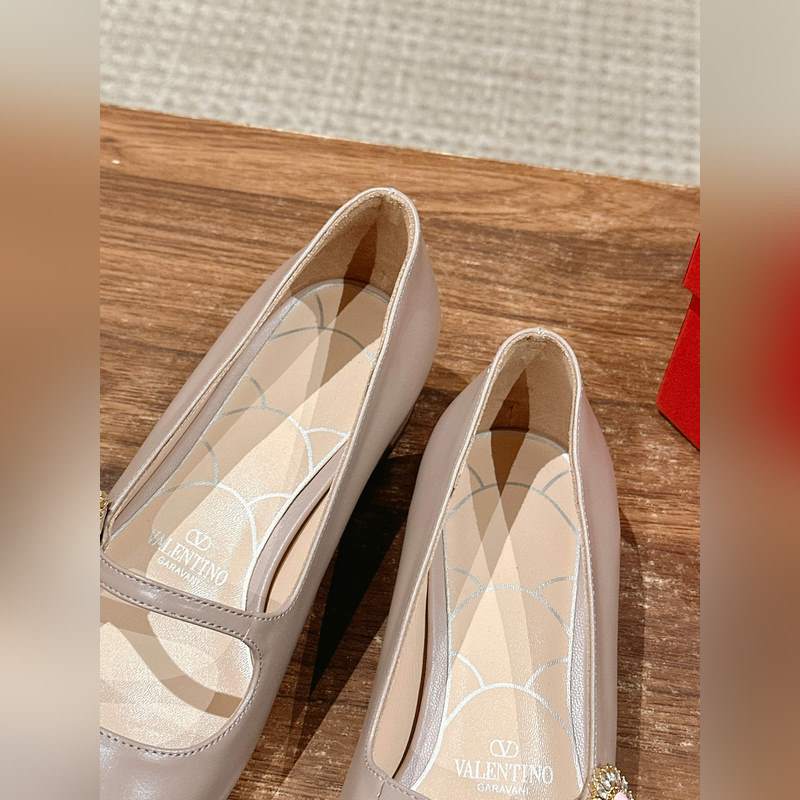 華倫天奴春夏新款矮跟方頭瑪麗珍 區別市場版 隻做頂級 華倫天旅最新款春夏款！超