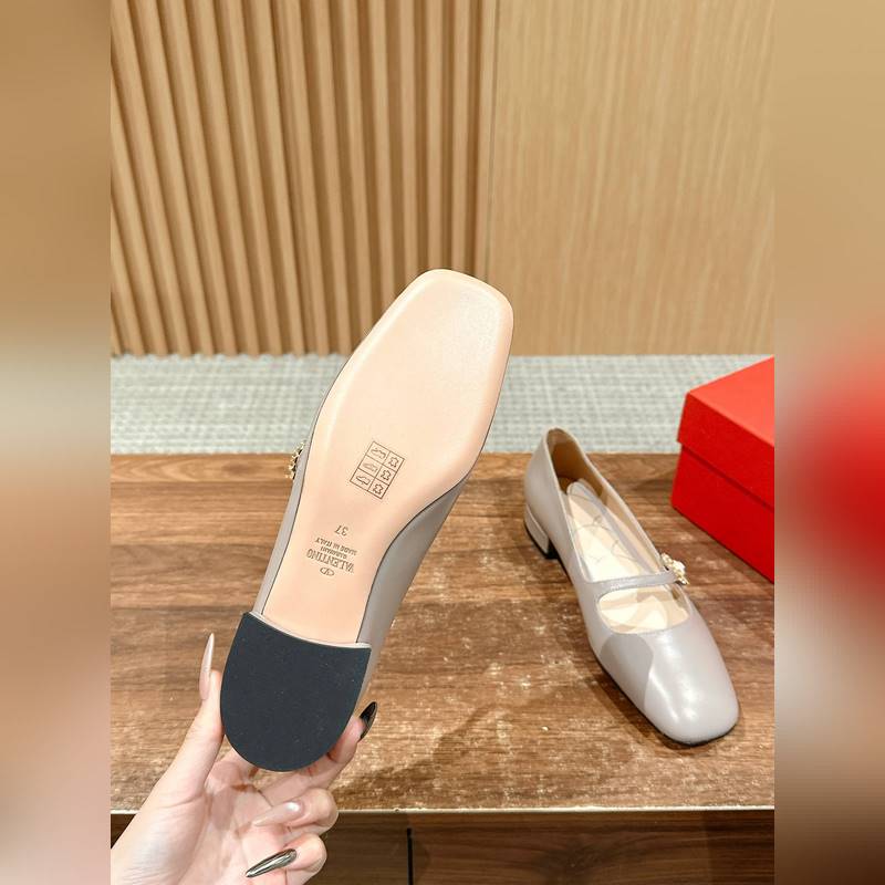 華倫天奴春夏新款矮跟方頭瑪麗珍 區別市場版 隻做頂級 華倫天旅最新款春夏款！超