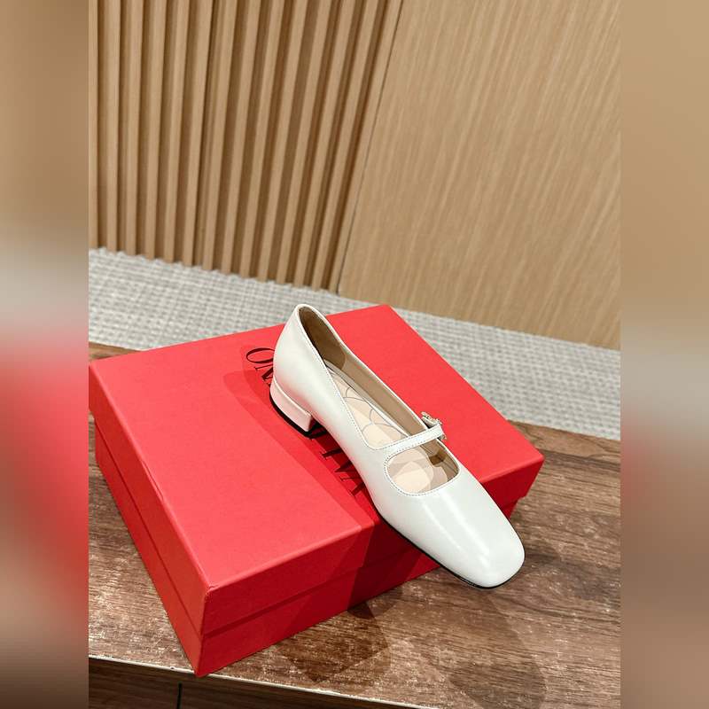 華倫天奴春夏新款矮跟方頭瑪麗珍 區(qū)別市場(chǎng)版 隻做頂級(jí) 華倫天旅最新款春夏款！超