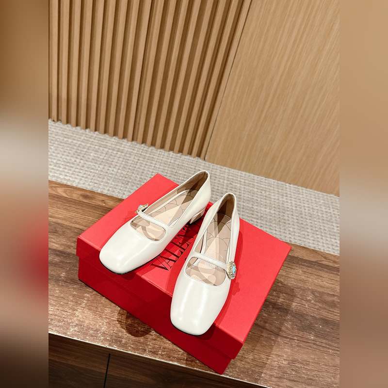 華倫天奴春夏新款矮跟方頭瑪麗珍 區(qū)別市場(chǎng)版 隻做頂級(jí) 華倫天旅最新款春夏款！超