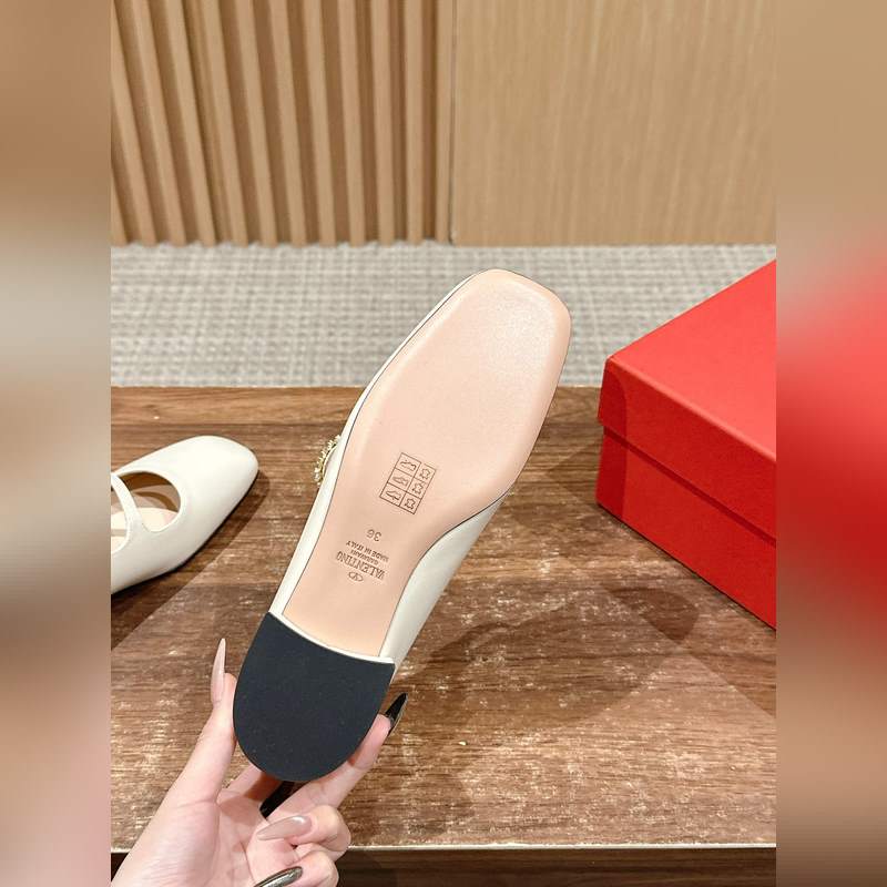 華倫天奴春夏新款矮跟方頭瑪麗珍 區(qū)別市場(chǎng)版 隻做頂級(jí) 華倫天旅最新款春夏款！超