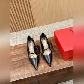 華倫天奴最新款春夏尖頭高跟鞋 每年看到華倫大底新品真的是眼前一亮又一亮，到底還